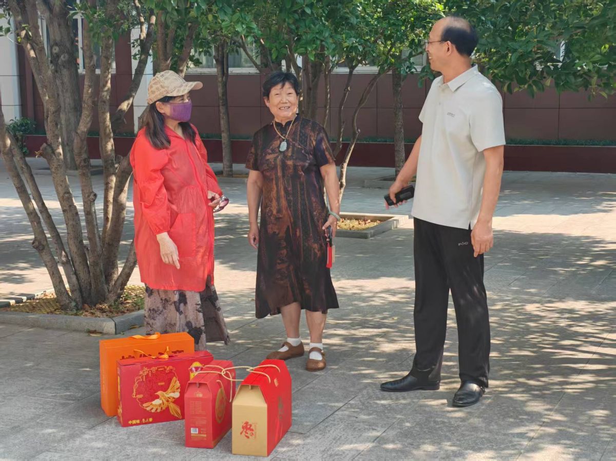 副校长杨彬与退休教师亲切交流