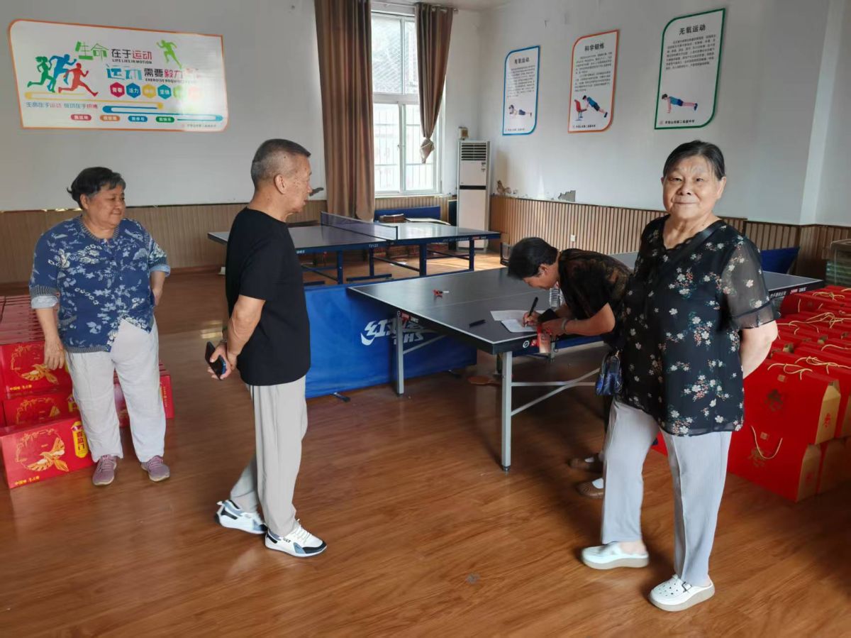 副校长杨彬与退休教师合影留念