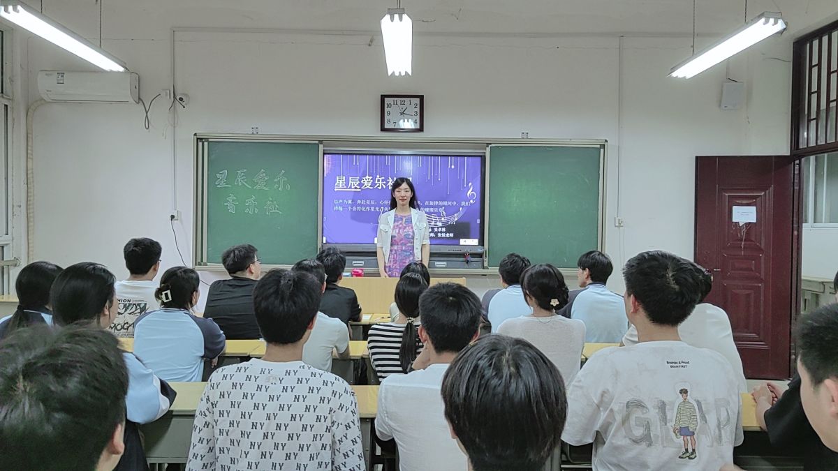 社团张老师主持活动.jpg
