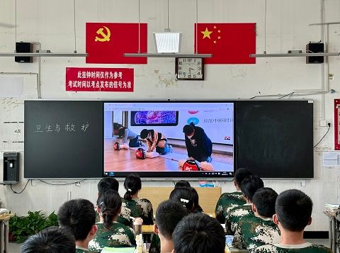 救护知识进课堂.jpg