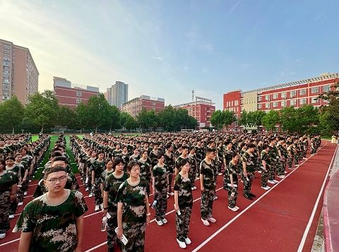 全体学生列队 图1.jpg