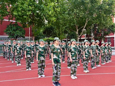 学生认真训练图2 (2).jpg