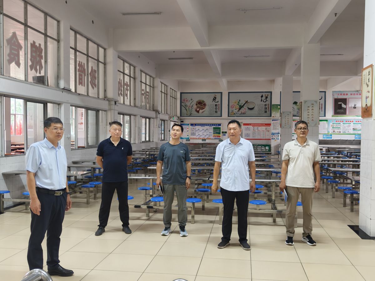 市二高排查小组对学校食堂进行整体安全检查