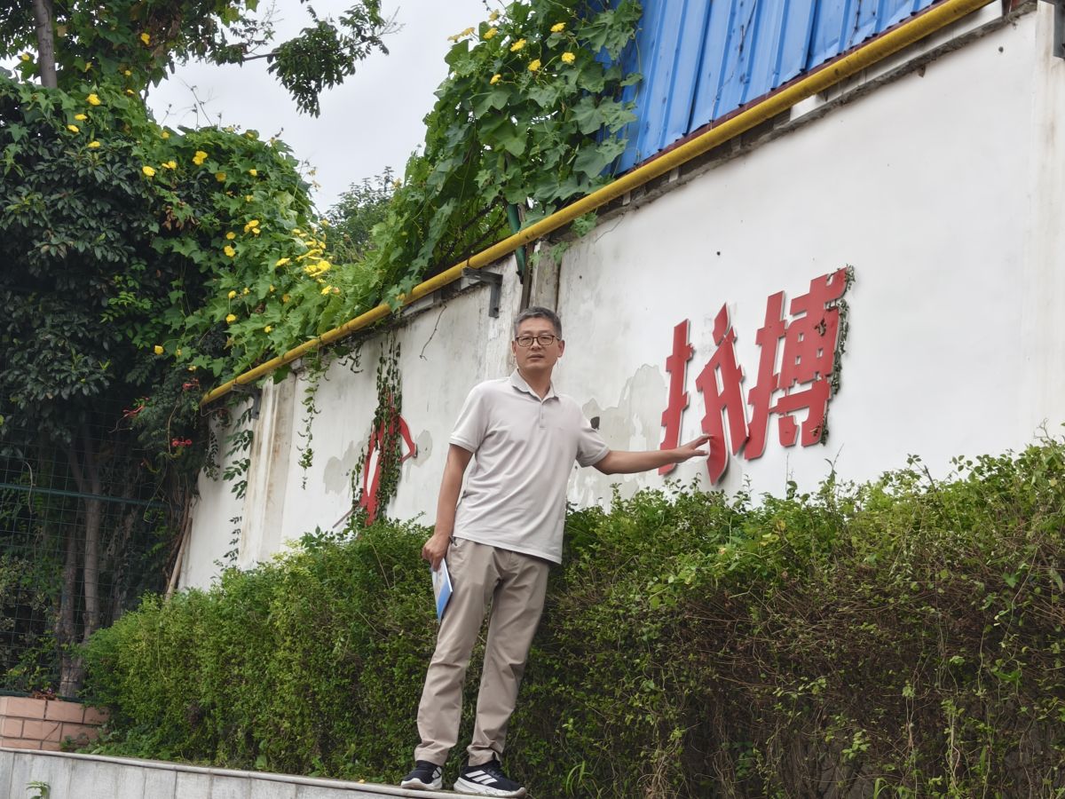 市二高保卫科科长张君涛检查校园围墙安全情况