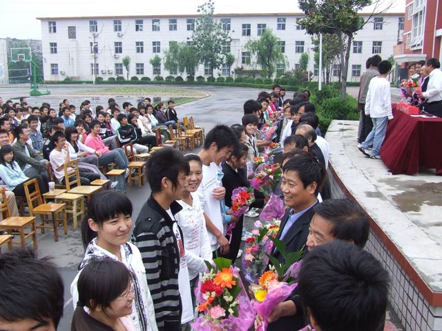 鲜花谢师恩——市二高召开高三毕业典礼