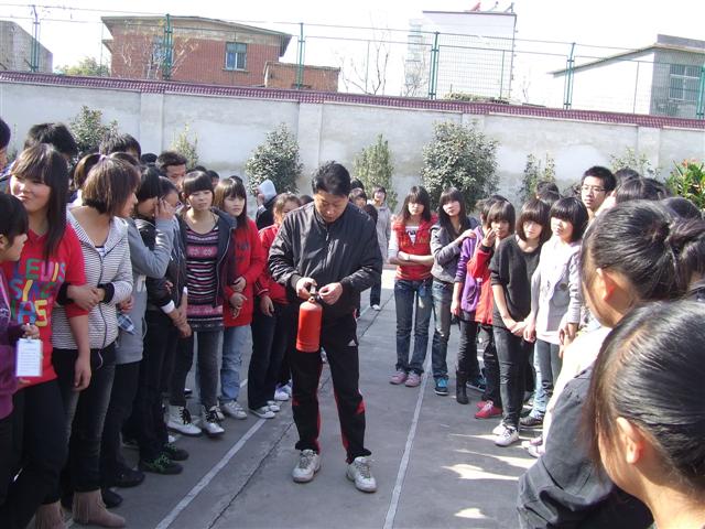 市二高举行2010年秋季消防演练
