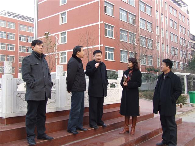 市教育局领导莅临市二高检查工作