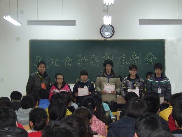 市二高召开新学期学生自主管理动员暨表彰大会