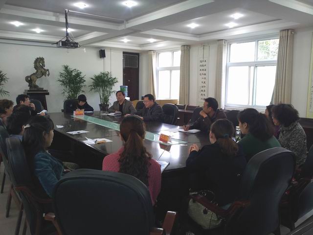市二高召开“师带徒”活动阶段总结会