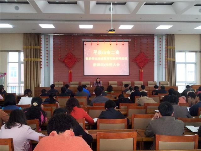 市教育局副局长苏红英到市二高调研指导新课改