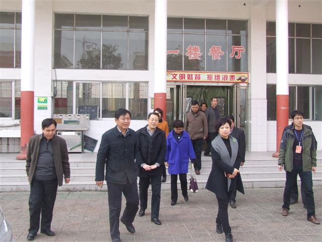 市教育局副局长鲁文新到市二高检查开学情况