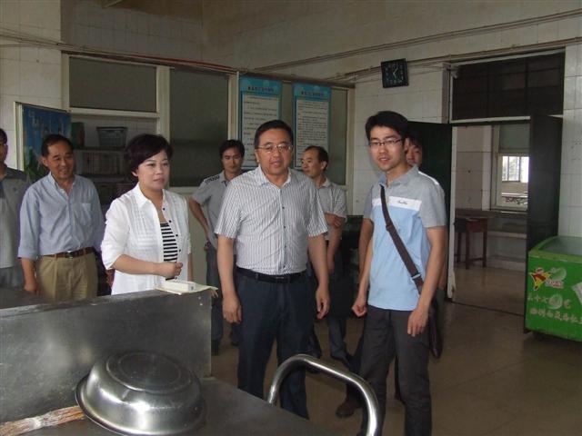 市教育局调研员钮春黎到市二高检查安全工作