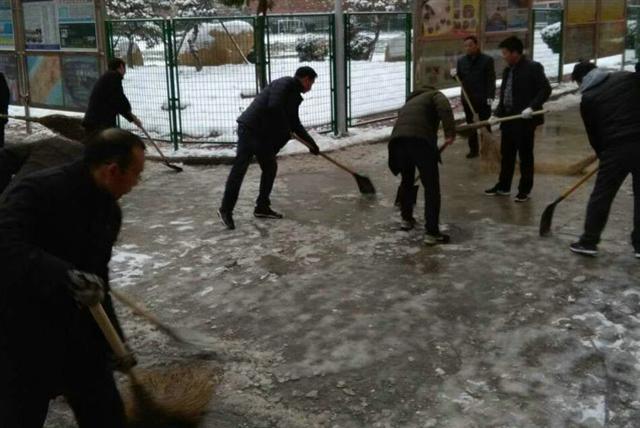 市二高：雪后天冷情却暖