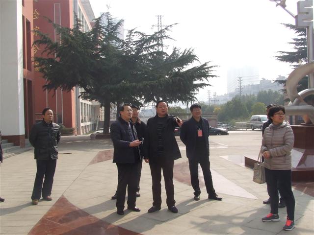 市教育局副局长张国顺到市二高检查春季开学工作