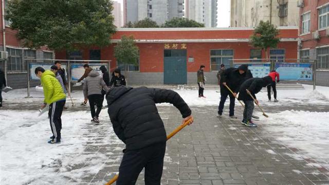市二高：春寒料峭人情暖