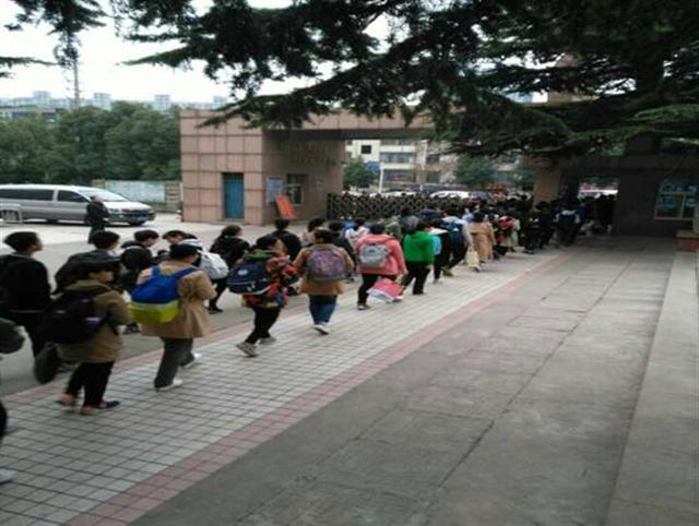 市二高：用心护送，让学生安全回家