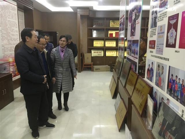 市直工委书记付西敏一行到市二高检查党建工作