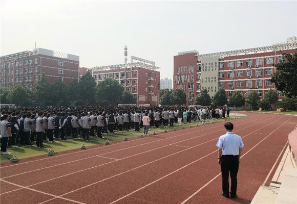 坚定理想 再创佳绩——市二高校长张建岭做国旗下的演讲