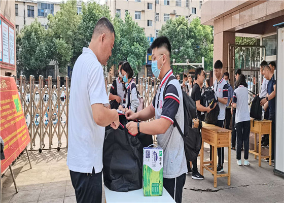 狠抓校风校纪  共守文明校园