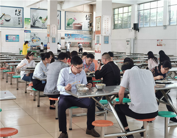 市二高：校园开放日 食堂话饮食