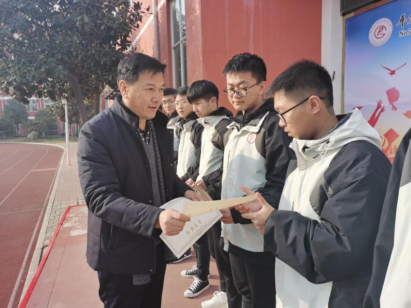 逐梦创佳绩，扬鞭再奋蹄 ——市二高召开高三年级天一考试表彰会