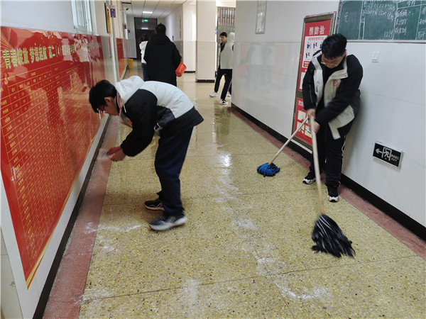 文明始于心 爱卫践于行——市二高开展劳动教育实践活动