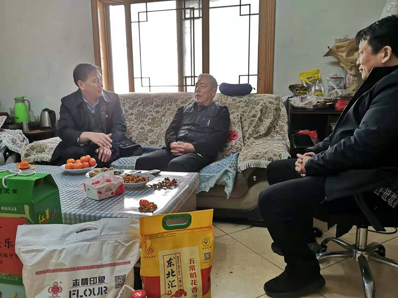 春节慰问暖人心  心系退休教职工 ——市二高2021年“迎新春 送温暖”