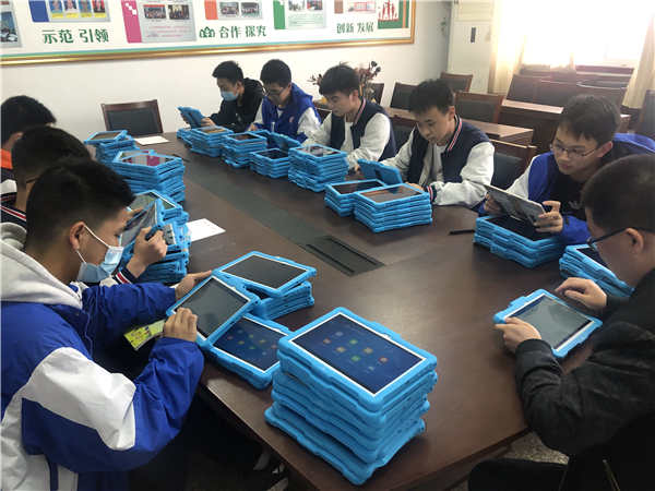 强化信息安全，提升信息素养——市二高高一年级开展智慧平板信息安全检查活动