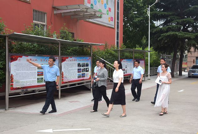 市文明办、市教体局领导莅临市二高检查指导全国文明校园先进学校创建工作