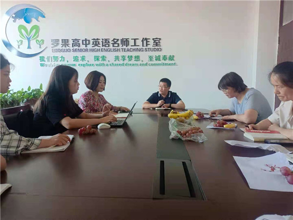 市二高高一年级召开智慧平板改进会议