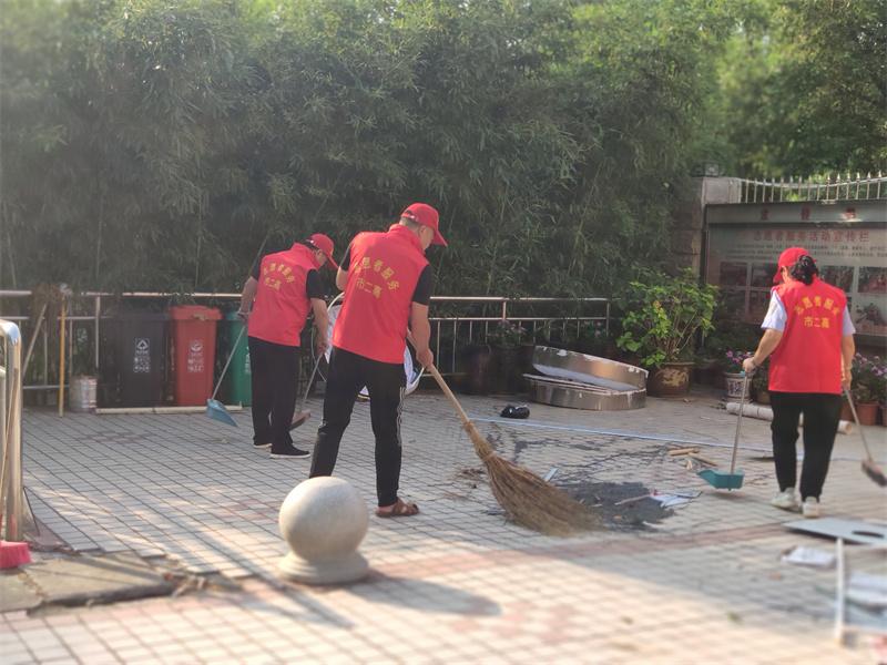 清洁校园  美化环境——市二高积极参与“百万市民清洁家园大行动”