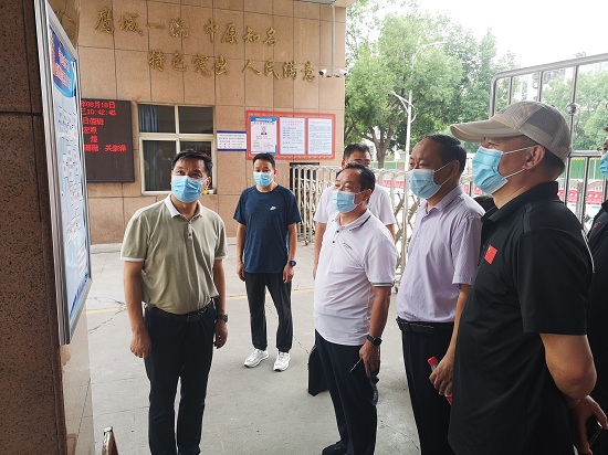 市教体局总督学逵应顺一行再次莅临市二高督导新冠肺炎疫情防控工作