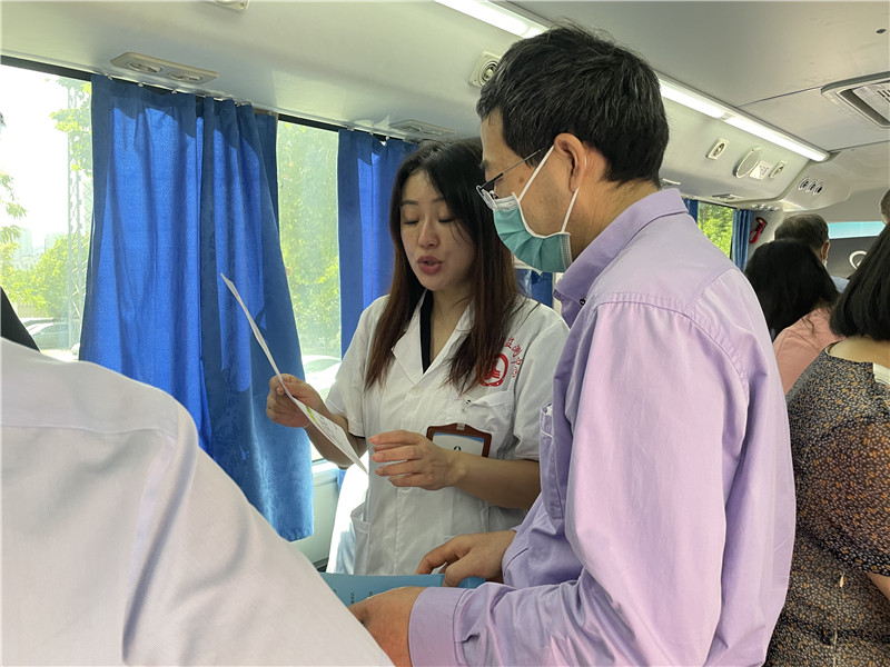 关爱教师健康，体检温暖人心 ——市二高开展“车载体适能健康检测”
