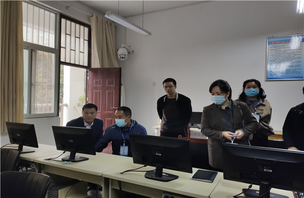 市二高举行“惠民活动月”家长开放日活动