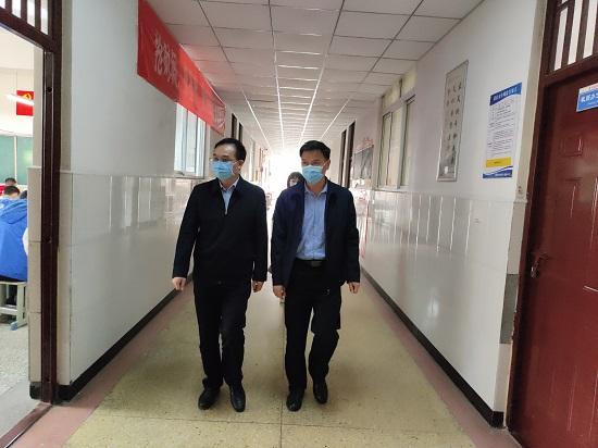 平顶山市教体局党组书记、局长李会良莅临市二高调研疫情防控及教育教学情况