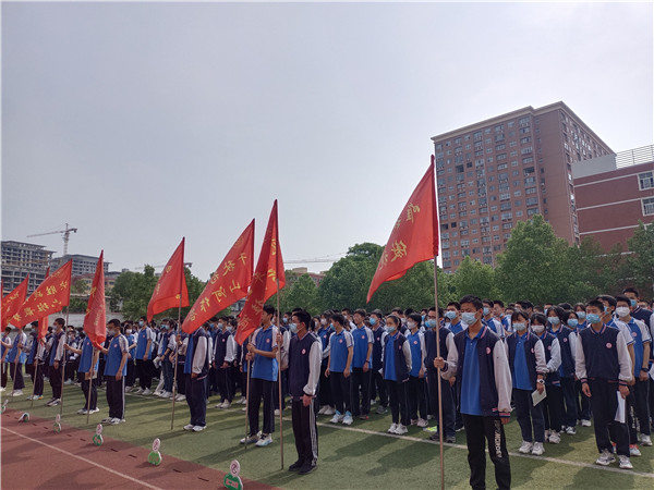 市二高高二年级召开期中考试表彰大会