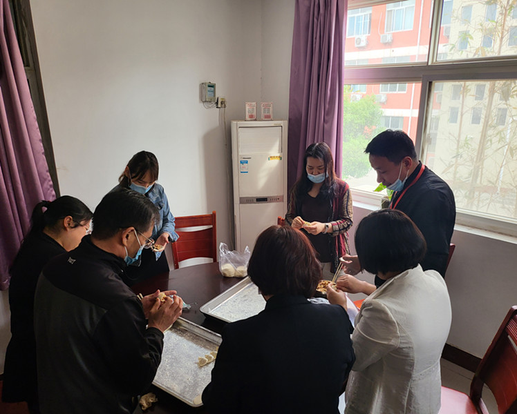 平顶山市二高：有一种温暖叫吃饺子