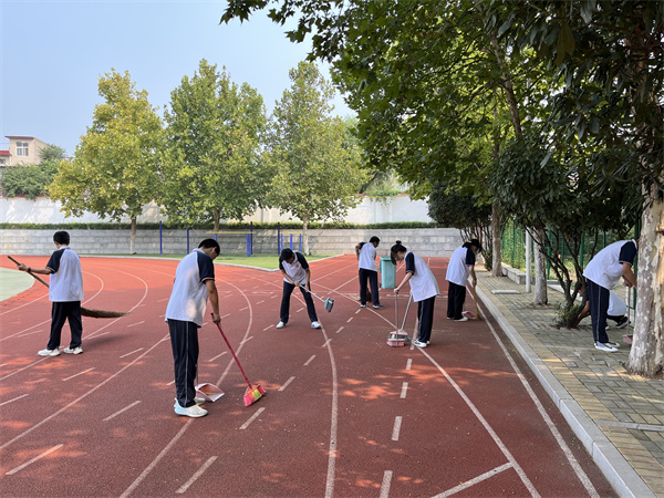 劳动美化校园环境  助力文明校园创建—市二高组织全体学生共同参加校园劳动实践