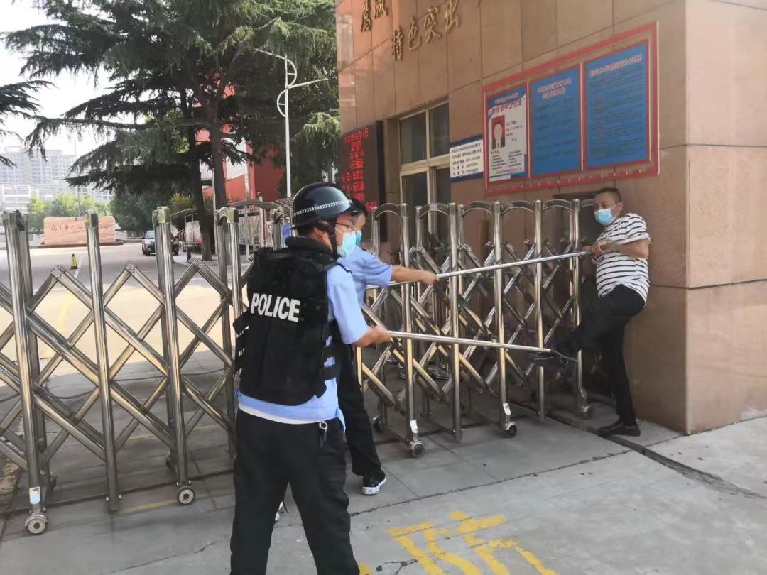 防恐防暴不松懈   筑牢校园安全线 ---平顶山市二高举行防恐防暴应急演练