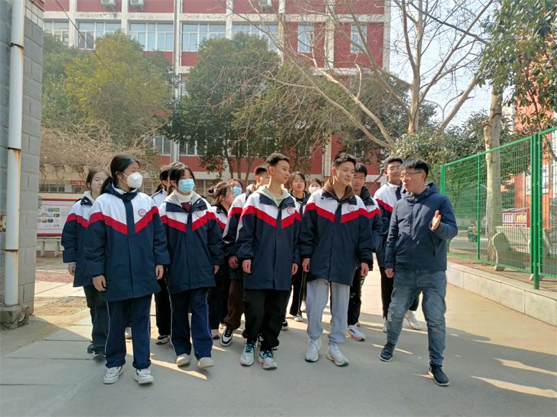 走进自然，寓教于乐 ——平顶山市二高开展劳动教育实践活动之校园植物辨认
