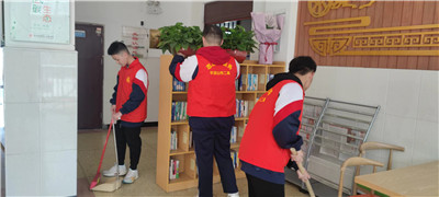弘扬雷锋精神 澄净学习天地---市二高开展打扫书吧志愿服务活动
