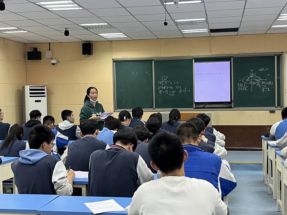 示范引领促成长，优秀教师展风采 —平顶山市二高数学组开展名优教师示范课活动