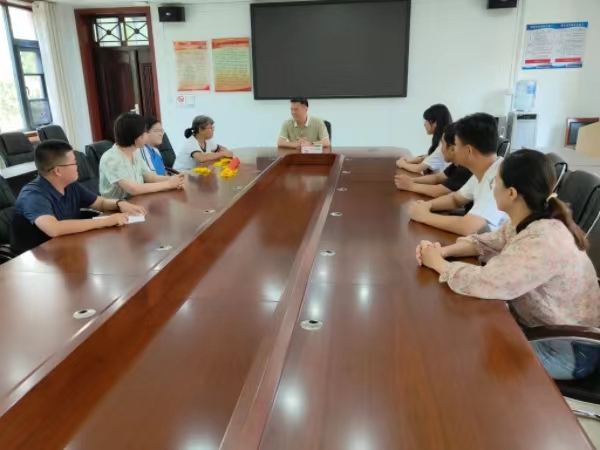 桃李芬芳，师恩难忘 ——市二高2023届优秀毕业生为母校送锦旗