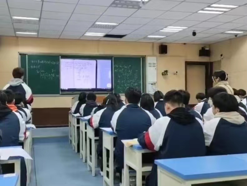 巧融信息技术，助推课堂改革 ——平顶山市二高开展学科信息技术与学科融合示范课活动