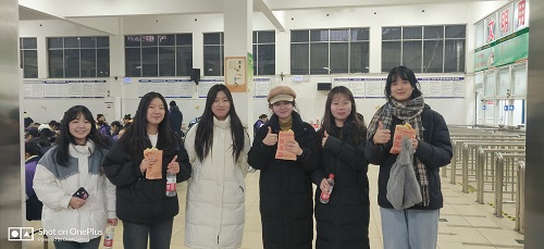 三年师恩永难忘 再回母校叙情长 --市二高毕业生重返母校感谢恩师、回味食堂美食