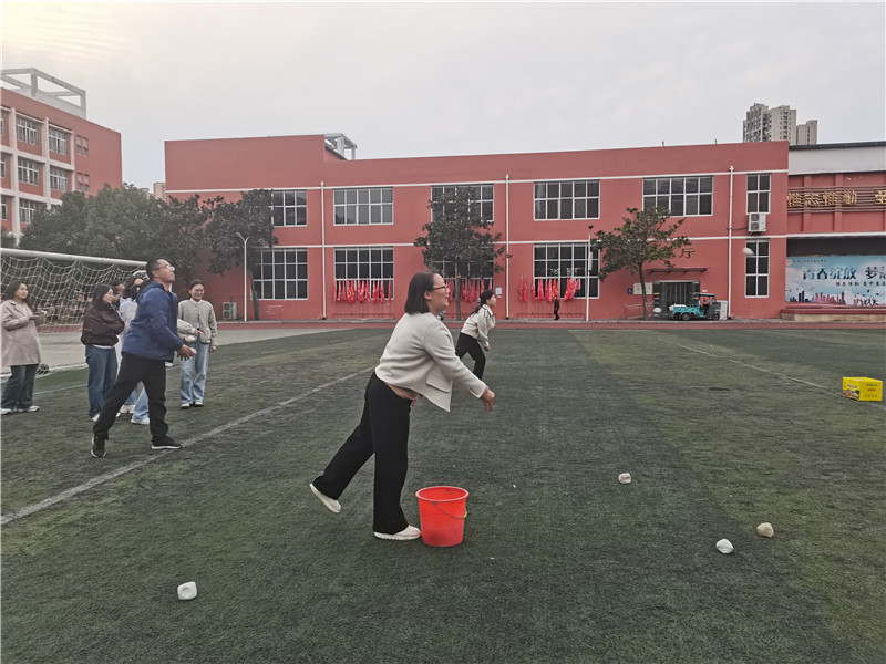 三尺讲台育桃李，绿茵场上燃激情——市二高2024年教职工文体活动月