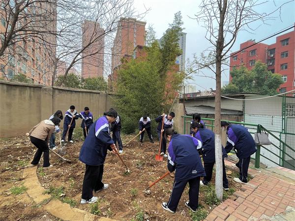 品春耕之趣 享种植之乐——平顶山市二高开展劳动教育之“生物模式作物种植”