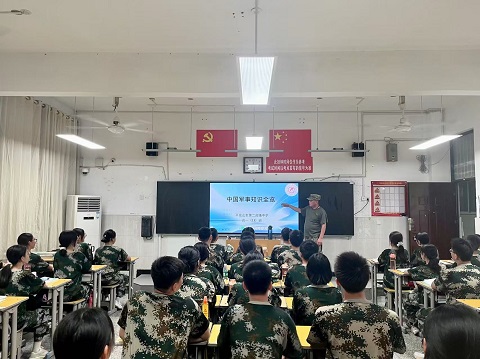 军事理论作指引 淬炼坚韧少年魂——平顶山市二高2025级高一军训纪实（二）