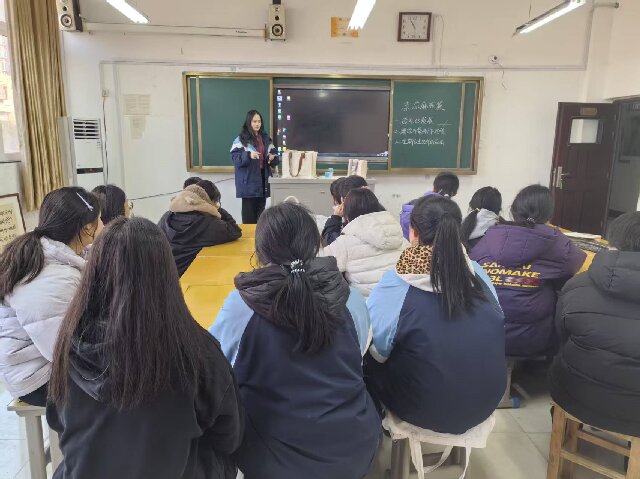 【社团风采】非遗进校园·漆韵润青春 ——平顶山市二高听雨画社漂漆帆布包创意制作活动