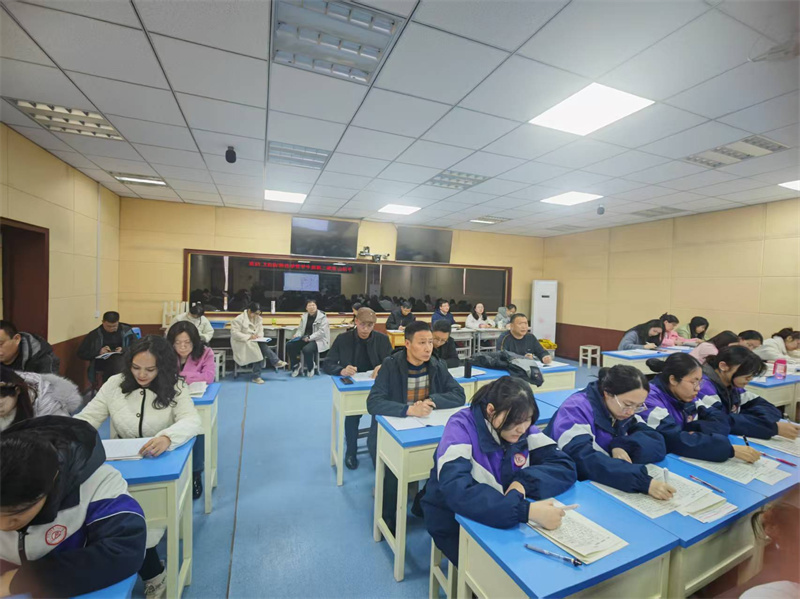 以文为镜炼佳段，以课为研促成长 ——市二高语文组青年教师参加课改汇报课活动
